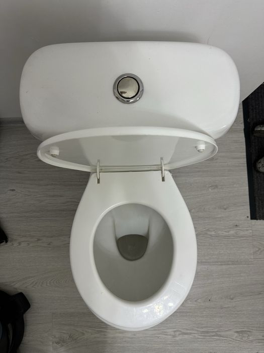 Унитаз сотилади.