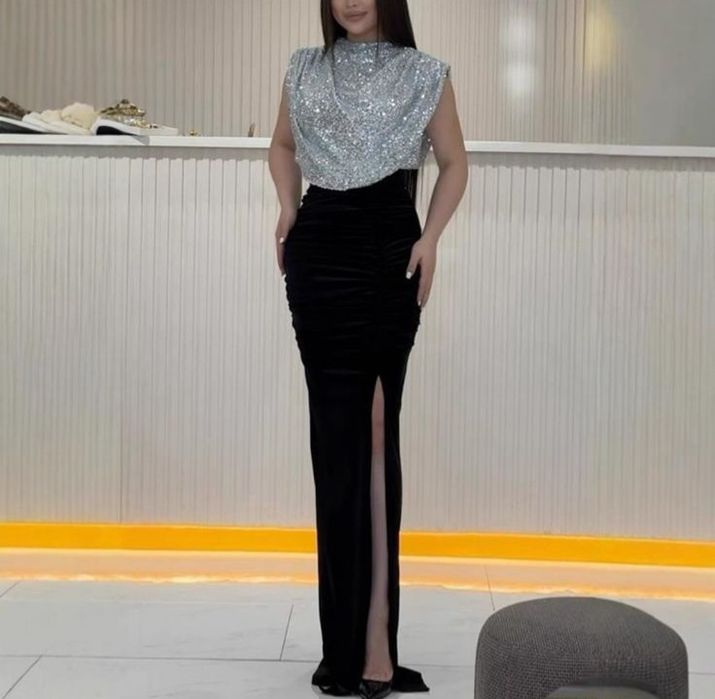 Роскошное длинное вечернее платье.