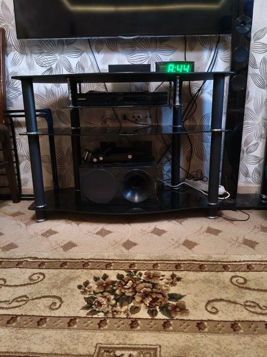 Продам стеклянную тумбу под телевизор