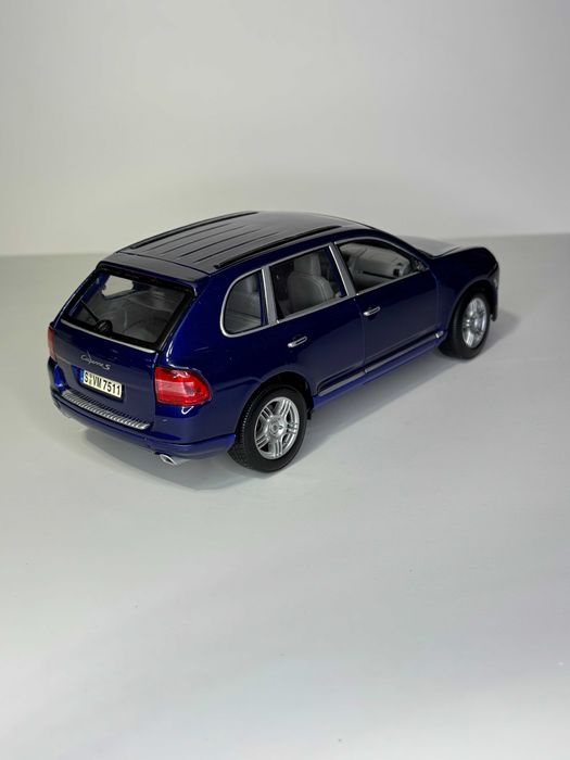 Machetă 1:18 Porsche Cayenne S (Producător Maisto)