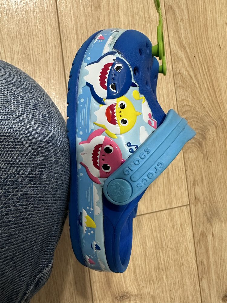 Джапанки Crocs babyshark 23-24 номер