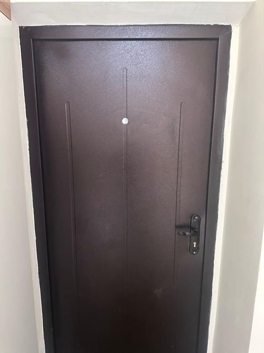 Продам входуную  дверь металическая 15 мкр 999 самовывоз