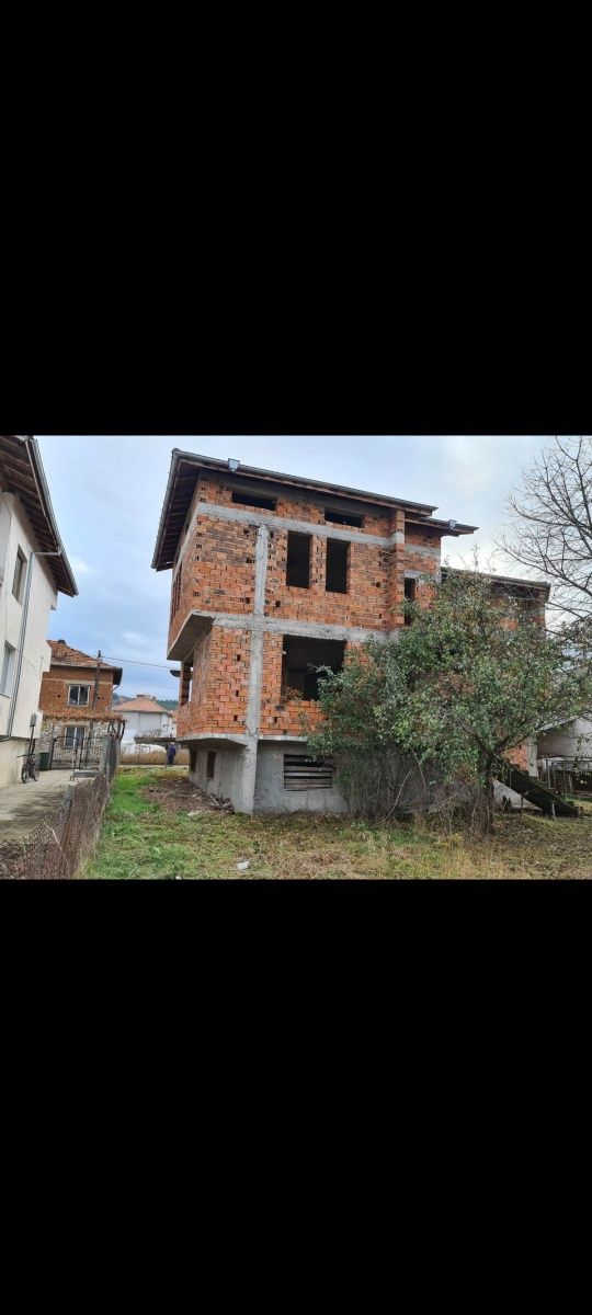 Продава се къща  във  гр хаджидимово на тиха и спокойна улица Само на