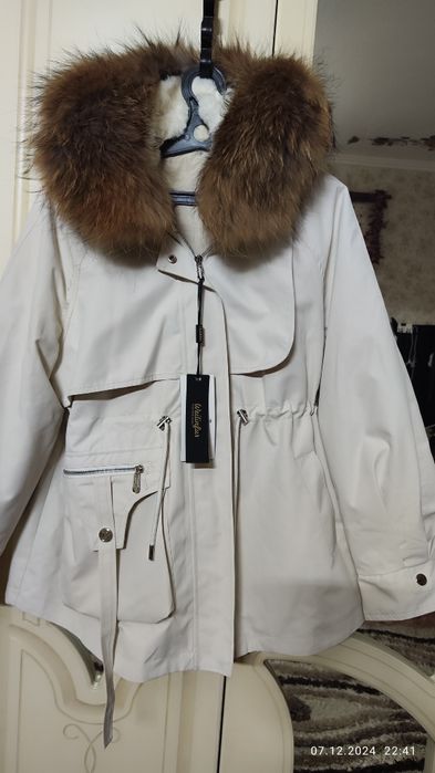 Куртка с натуральным воротником новый раз 48-50