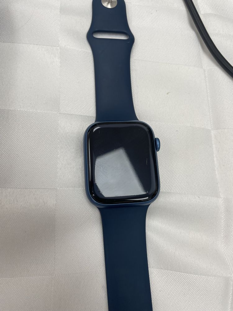 Продавам заключен Apple Watch 7 45mm