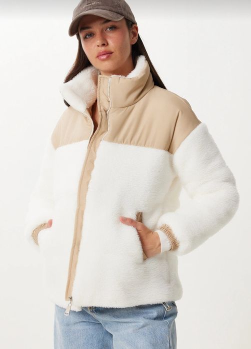 Дамско пухено яке бяло и бежово Ново