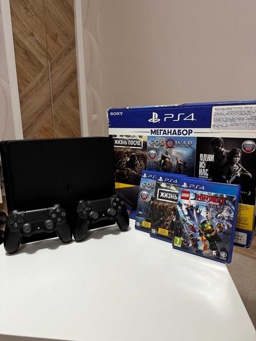 PlayStation 4 Slim + 2 джойстика + 3 игры - отличное состояние!