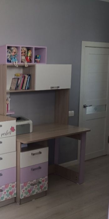 Письменный стол с полочками