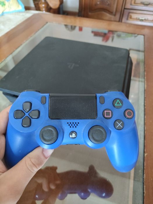 Playstation 4 slim 500GB с 1 контролер и 2 игри