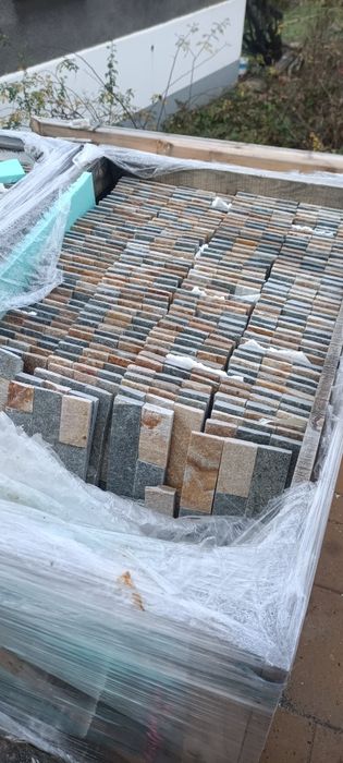 Панел трикс от слепен сиво-златист гнайс.