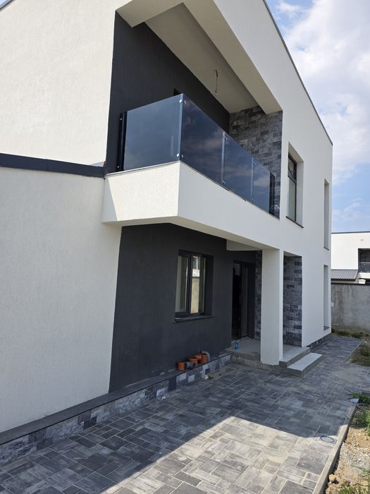Balustrade din sticlă clară sau colorată securizată sau laminată