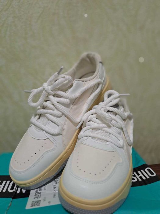 Кроссовки  новые