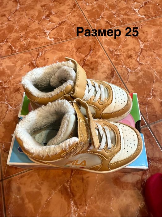 Различни чифтове детски обувки за момиче