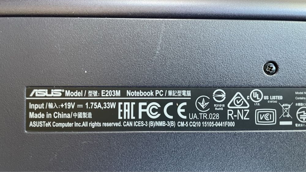 Asus E203M лаптоп