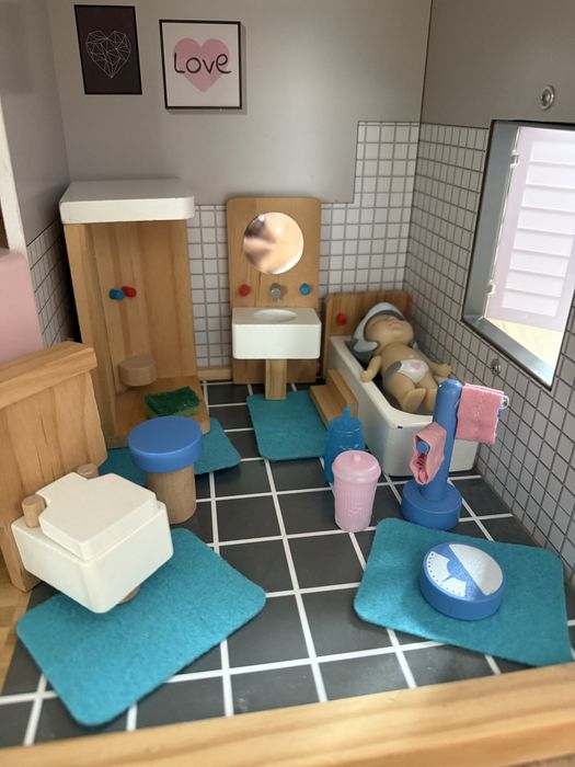 Дървена къща за кукли с много мебели и семейство