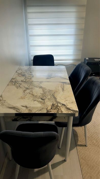 4 столчета и маса изпозван състоянието като нова