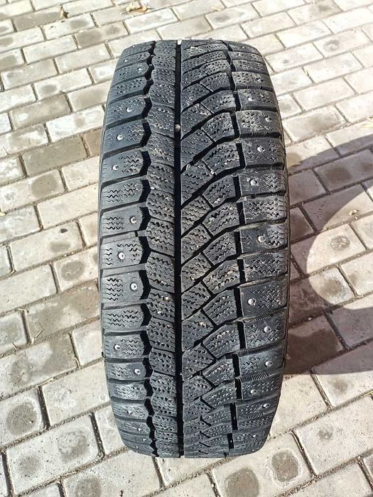 ОДНА шина 205/60 R16 - "Viatti Brina Nordico" (Россия), шипованная.