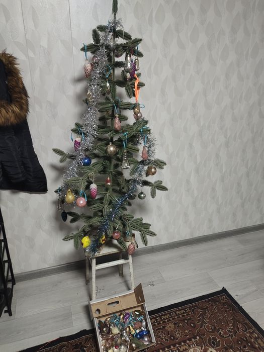 Продам ёлку советскую пластмассовуюс советскими игрушками вместе