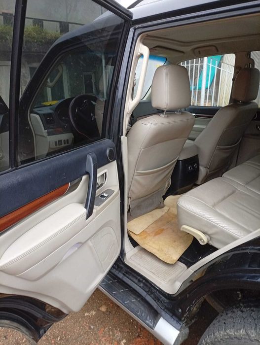 Mitsubishi Pajero/Montero schimb cu Jeep Limited