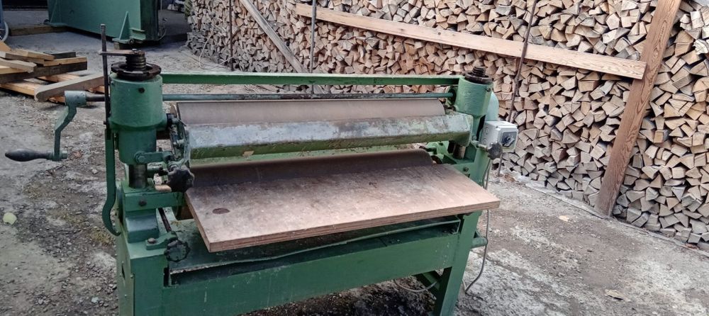 Mașina de aplicat adeziv