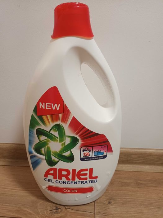 Detergent lichid Ariel