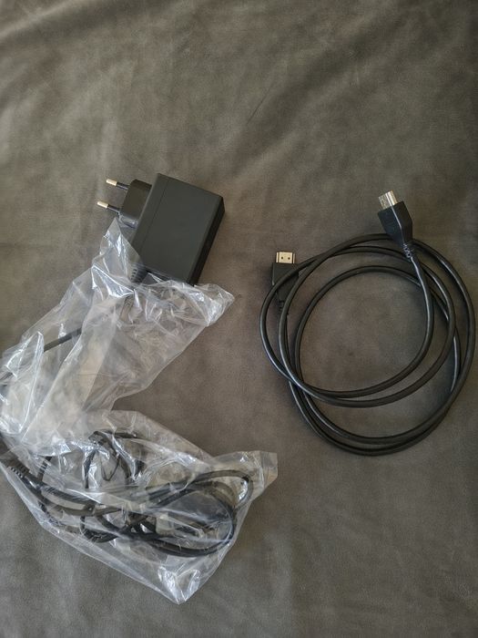 Nintendo Switch конзола с кейс и контролер