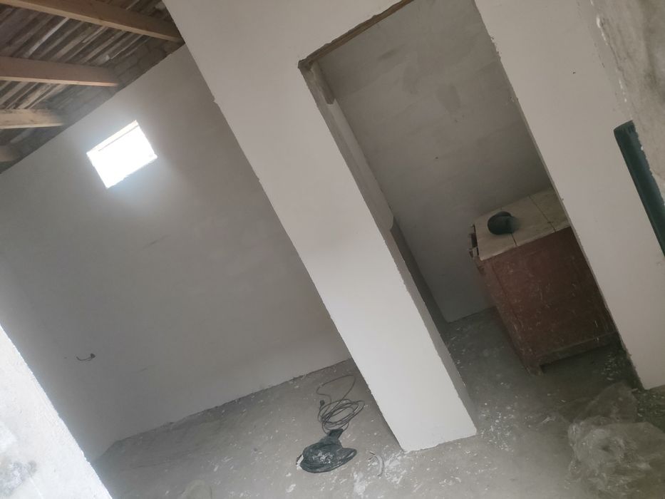 Uy sotiladi Kerpichnida karobka holatda hovli sotiladi:
Narxi: 35000$