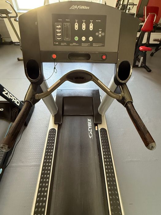 Професионална бягаща пътека - Life Fitness 95T