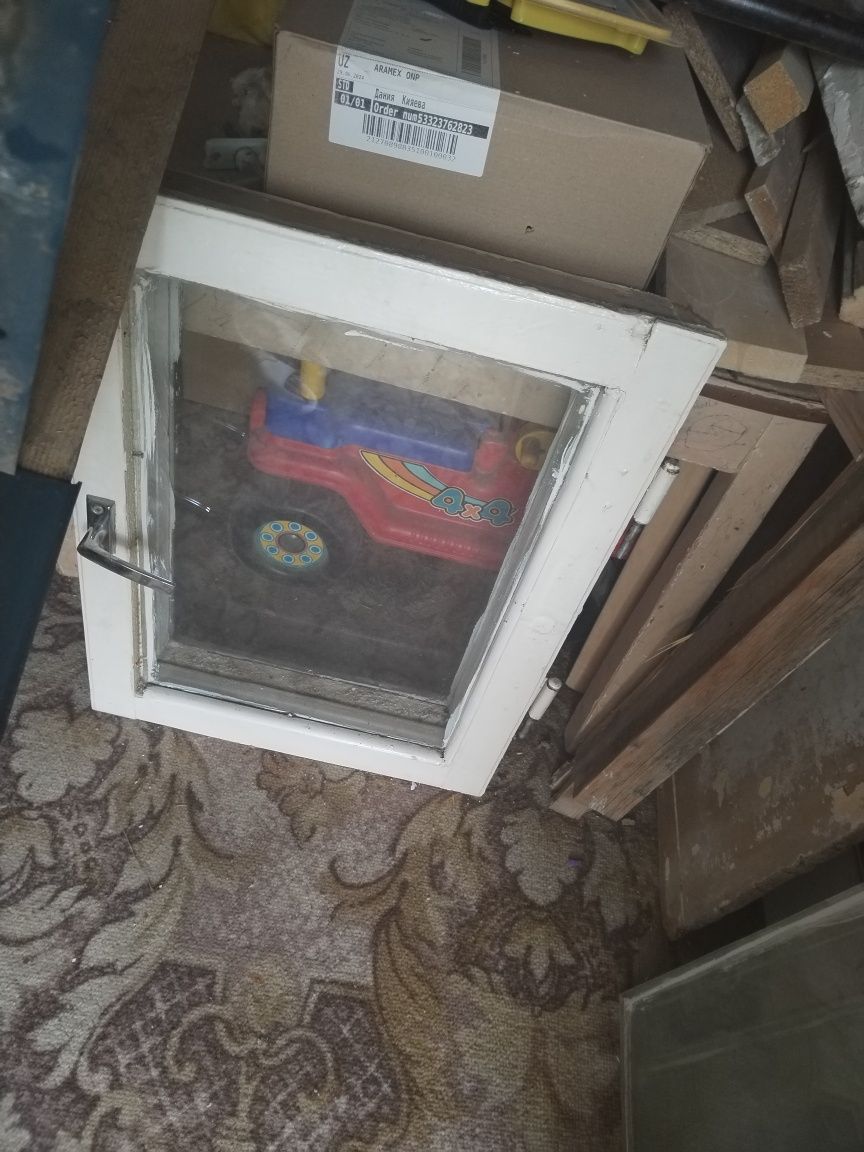 Рамы оконные старые.