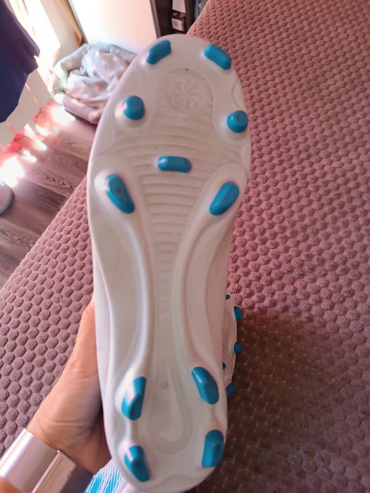 Маратонки и бутонки  NIKE и Converse