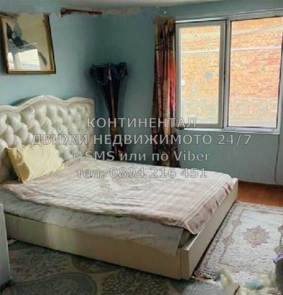 кодо 62241. Двуетажна тухлена къща 170м2 с двор 800м2 с гаражи.