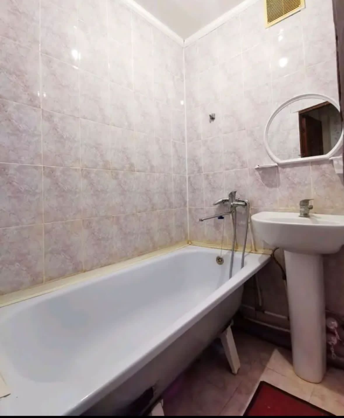 Продам 2 комн. кв р-н Айгуль, возле 16 школы, дом кирп.