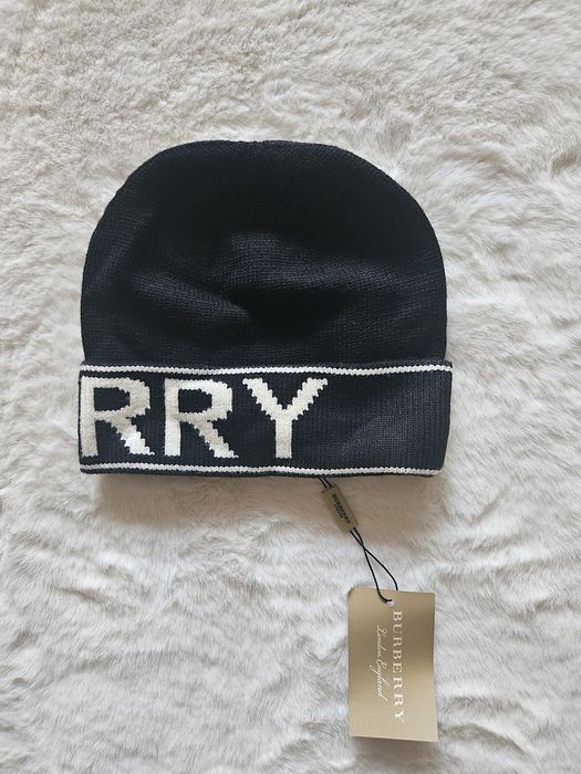 Caciula Burberry Neagra