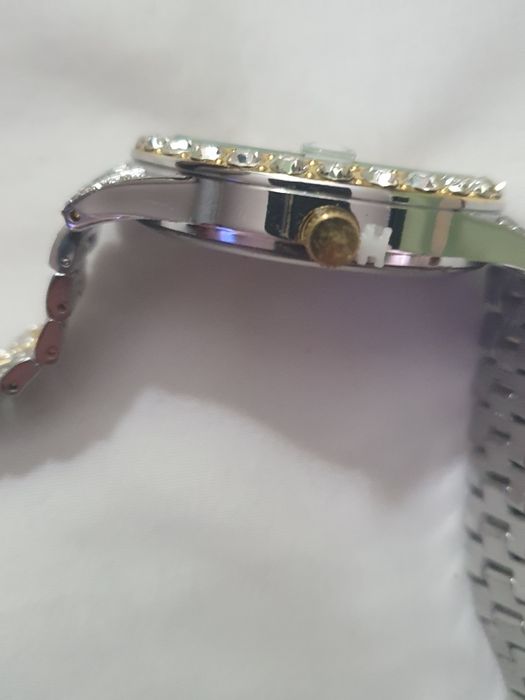 Ceas cu pietre Zarconiu.