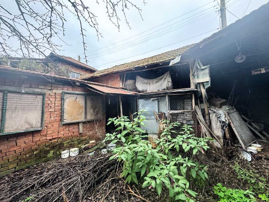 Kъща с 3 спални, гараж и стопански постройки в живописното село Червен