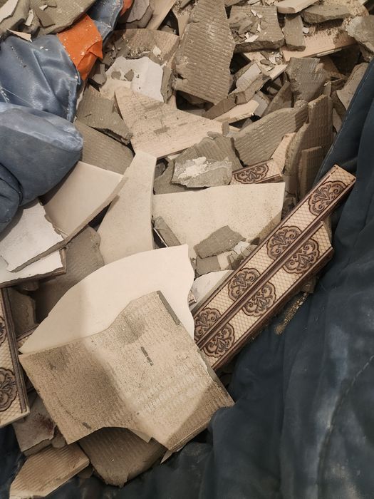 Битый кафель строй мусор