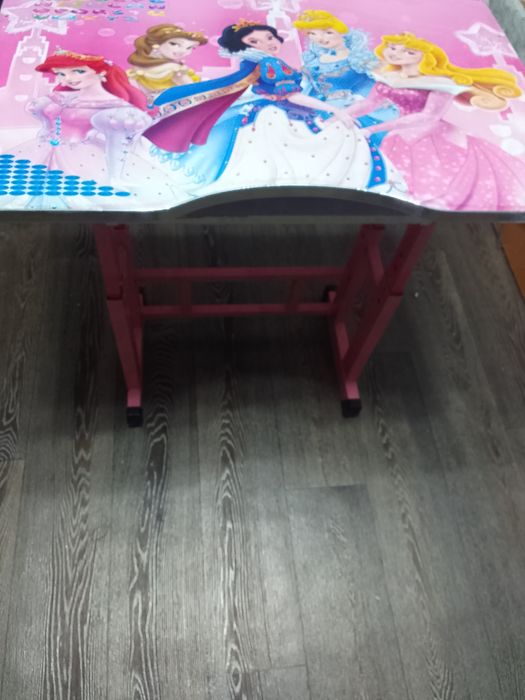 Продам парту для девочки регулируется по высоте