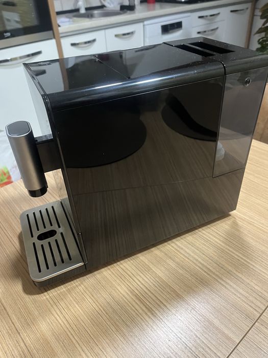 Vand espressor automat cu boabe slim negru argintiu