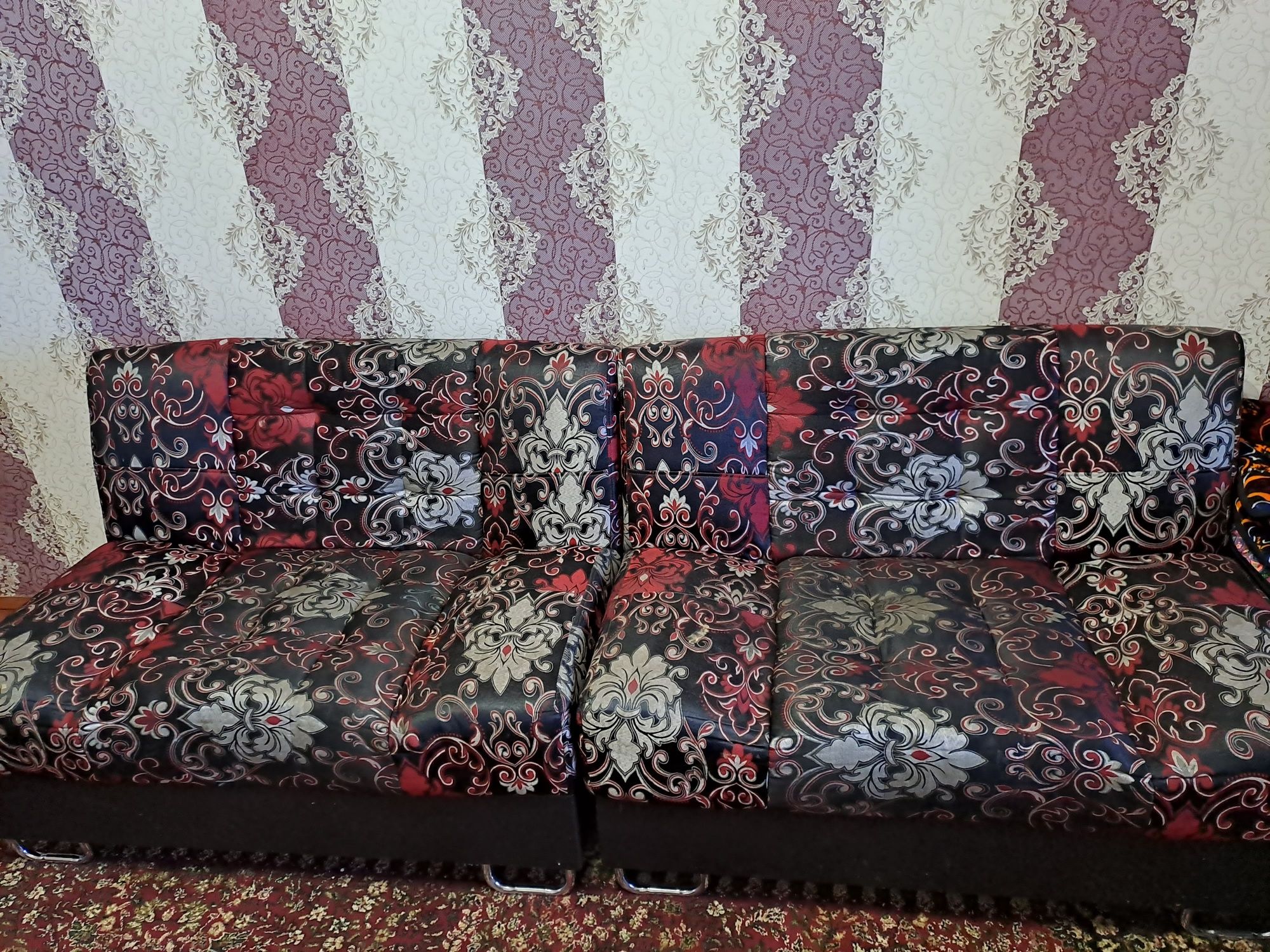 Divan,2ta kreslo sotiladi. Yotkizilib spalniy qilsa boladi.
