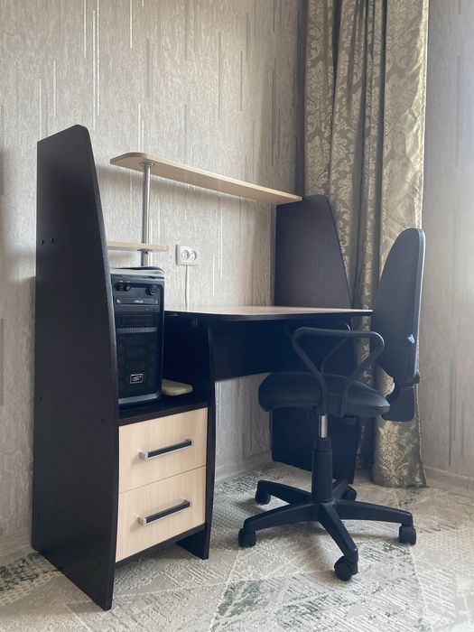 продам компьютерный стол с стульем