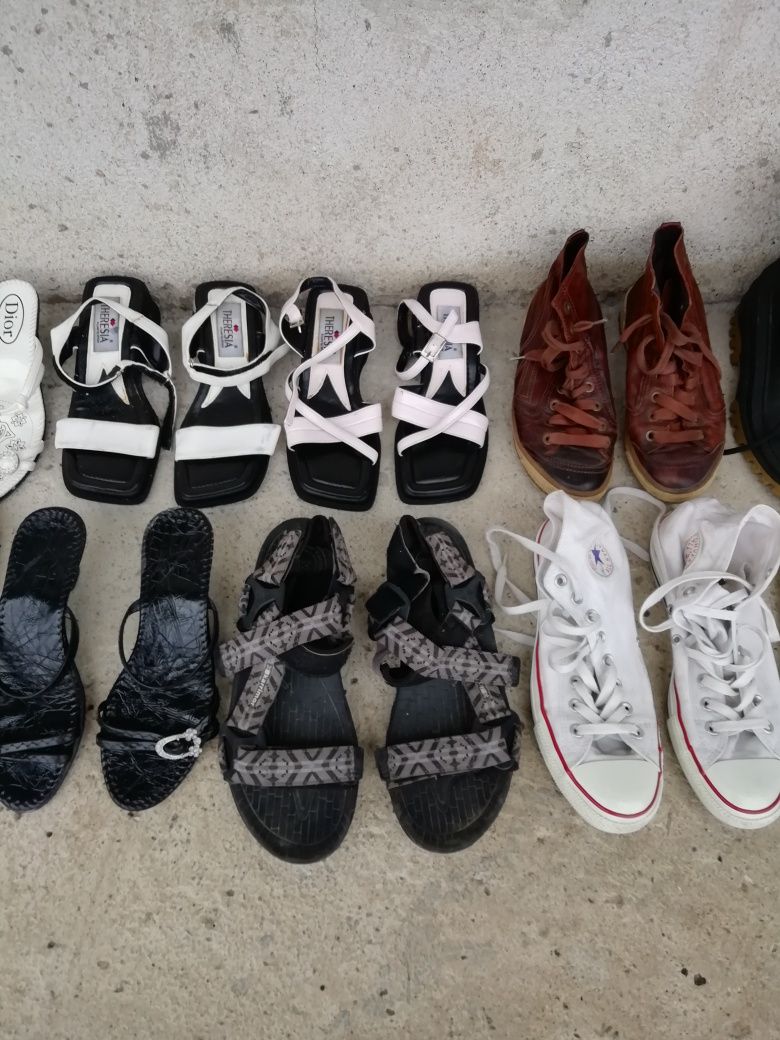 Различни обувки и сандали