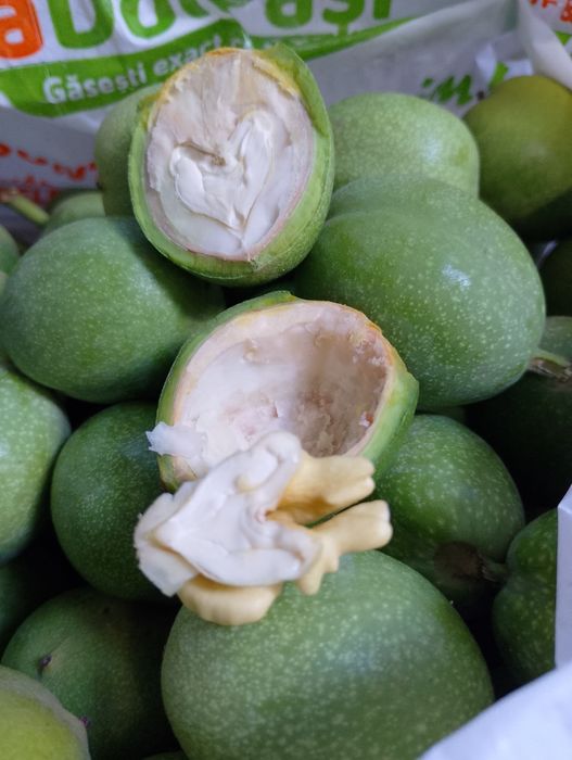 Miez de nucă verde vidat