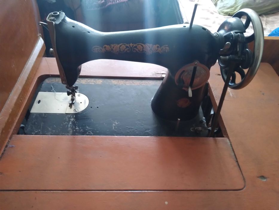 Ножная швейная машинка советская