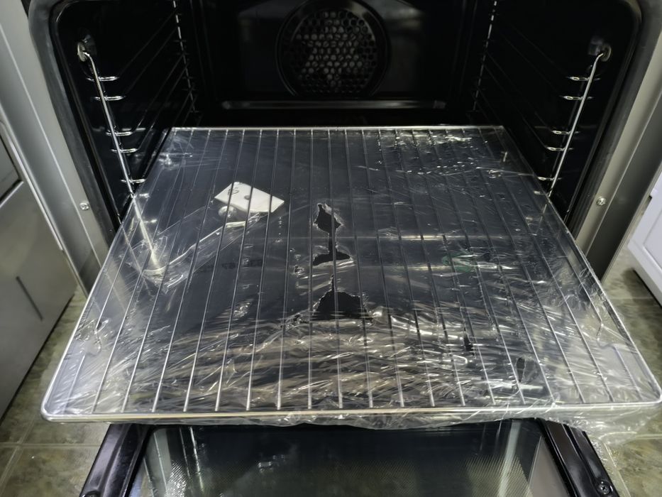 Свободностояща печка Gorenje E54V3-E7  с керамичен плот  чисто нова .