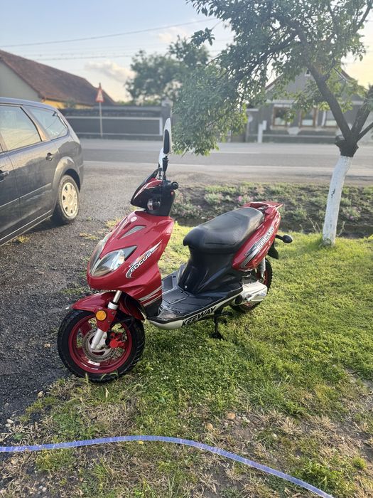 Scuter focus cu motor de yamaha