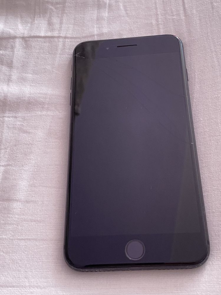 iPhone 7 plus черен+ подарък кълъвка!!!