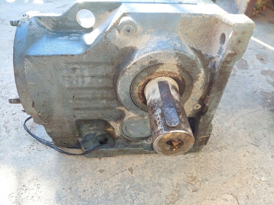 Motor electric de 11kw la 3000 rotati pe minut și reductor