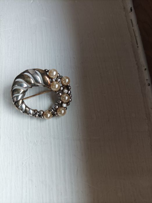 Сребърна брошка с перлички и бели кристали