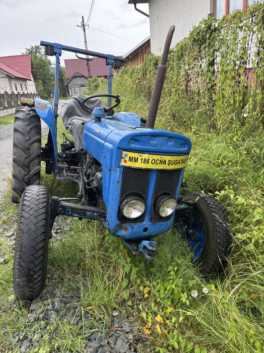 Vând tractor.