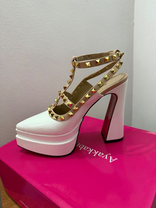 Обувки на ток бяло със златно